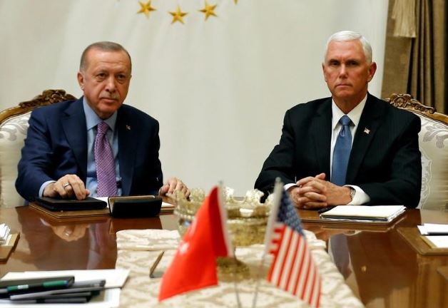 نائب الرئيس الأمريكي مايك بنس والرئيس التركي رجب طيب أردوغان في قصر الرئاسة بأنقرة في صورة من أرشيف رويترز.